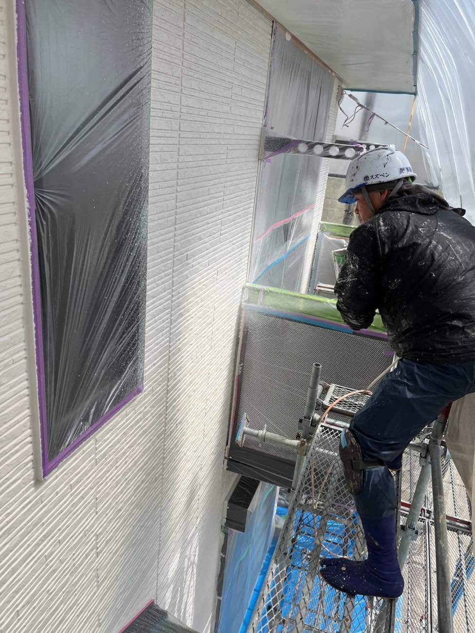 <strong>外壁(吹付け模様仕上げ)グランストーン</strong><br>「グランストーン」は、従来の塗料の枠を超えた上質な質感を実現する仕上げ材です。 天然鉱石(カラーマイカ)配合により、単色塗装にはない奥行きのある高い意匠性(多彩模様仕上げ)を実現します。