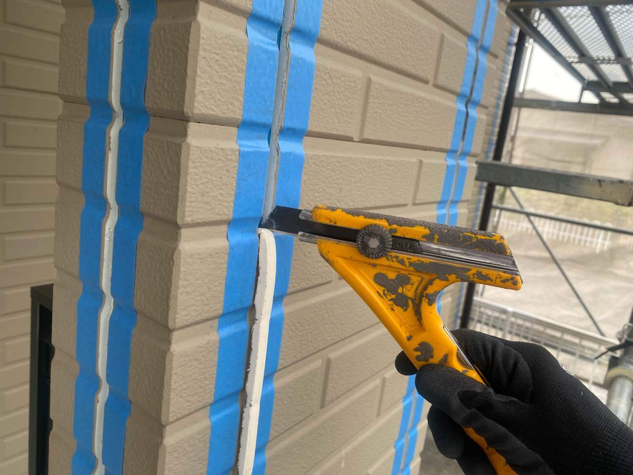 <strong>シーリング補修(撤去)</strong><br>高圧洗浄後しっかりと素材を乾燥させてから、サイディング目地部分は打替え、サッシ廻りは増し打ち工法にて、シーリングを打設していきます。  まずは経年劣化しているシーリング材の左右両面をカッターで切り込み、丁寧に撤去します。