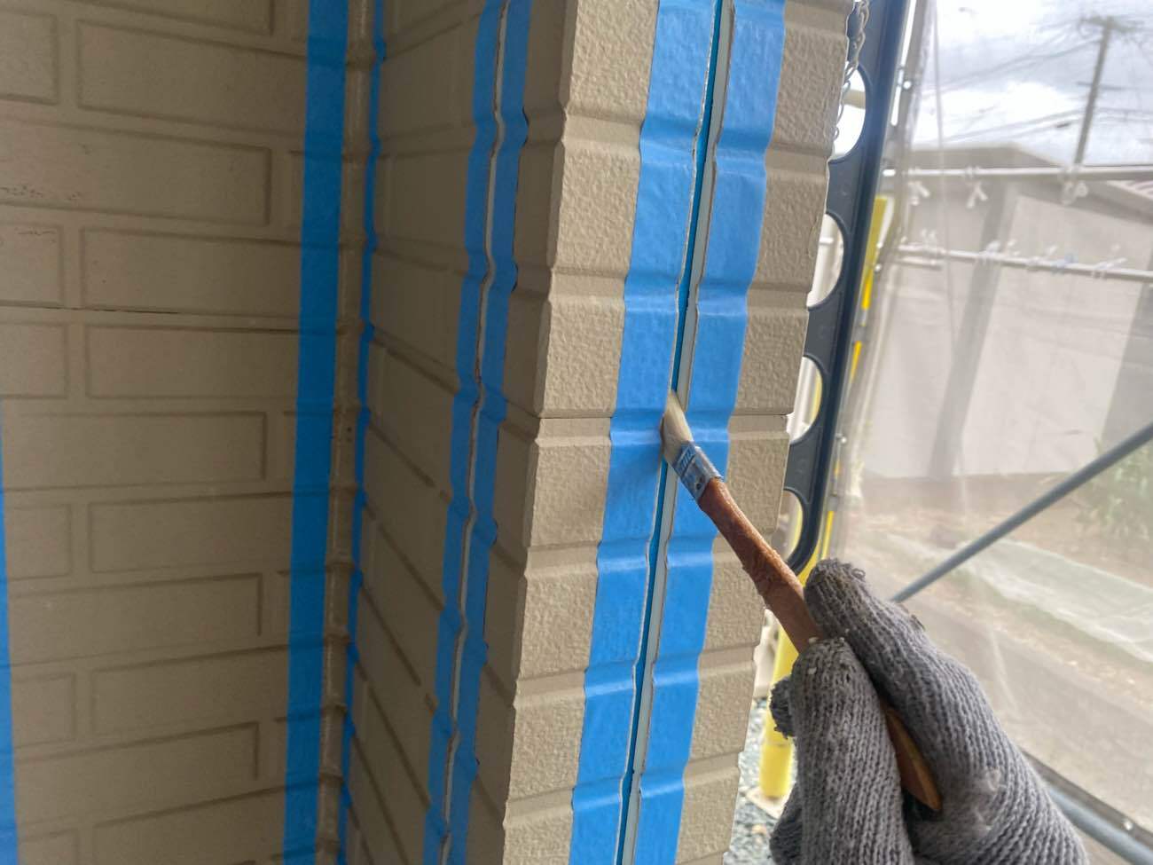 <strong>シーリング補修(プライマー塗布)</strong><br>これからシーリング剤を打ち込んで防水する場所に塗布しています。主に接着性役割を果たします。