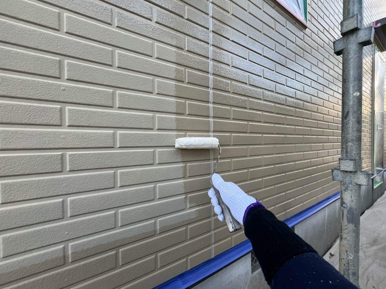 <strong>下塗り塗装</strong><br>カチオン系の下塗り材を塗装しました。 非常に小さい粒子により構成された樹脂であることから、基材や旧塗膜の奥深く浸透して、アンカー効果を発揮し、接着面の強化や上塗り塗材との付着性を高めます