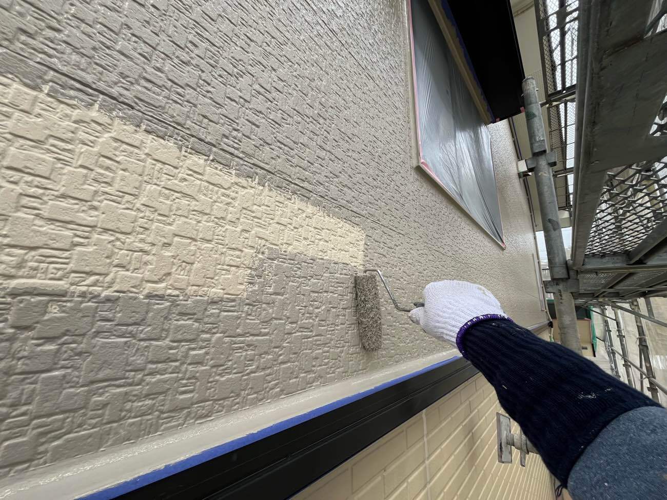 <strong>中塗り塗装</strong>パーフェクトトップによる着色を行いました。紫外線による塗膜劣化に強い「ラジカル制御」性能によりシリコングレードを超える非常にすぐれた耐久性を有します。また、防藻・防かび機能があり、外壁を美しく保ちます。