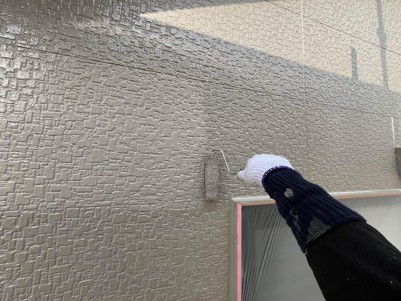 <strong>上塗り塗装</strong><br>より強靭な塗膜を形成して、耐候性や仕上がりを良くするため、もう一度塗装を施します。