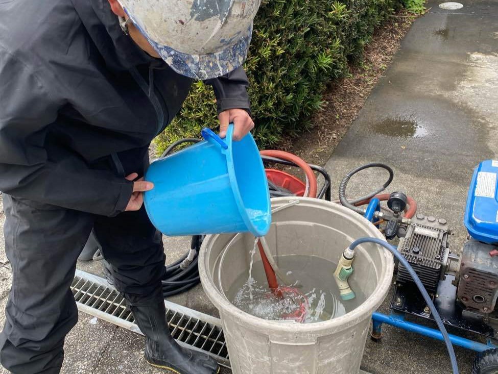 <strong>バイオ洗浄液 準備中</strong><br>バケツに水を溜め、適量のバイオ洗浄剤を入れています。