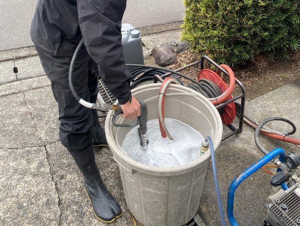 <strong>バイオ洗浄液 準備中</strong><br>撹拌しています。