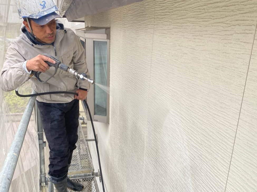 <strong>バイオ洗浄中</strong><br>通常洗浄では取り切れない根っ子の部分まで働きかけます。洗浄不十分の下地は、塗装した塗料を栄養にしてカビやコケが塗装前の数倍の量に繁殖する場合があります。バイオ洗浄は細かい部分に潜んでいるカビやコケ、藻や汚れを徹底的に洗い流します。