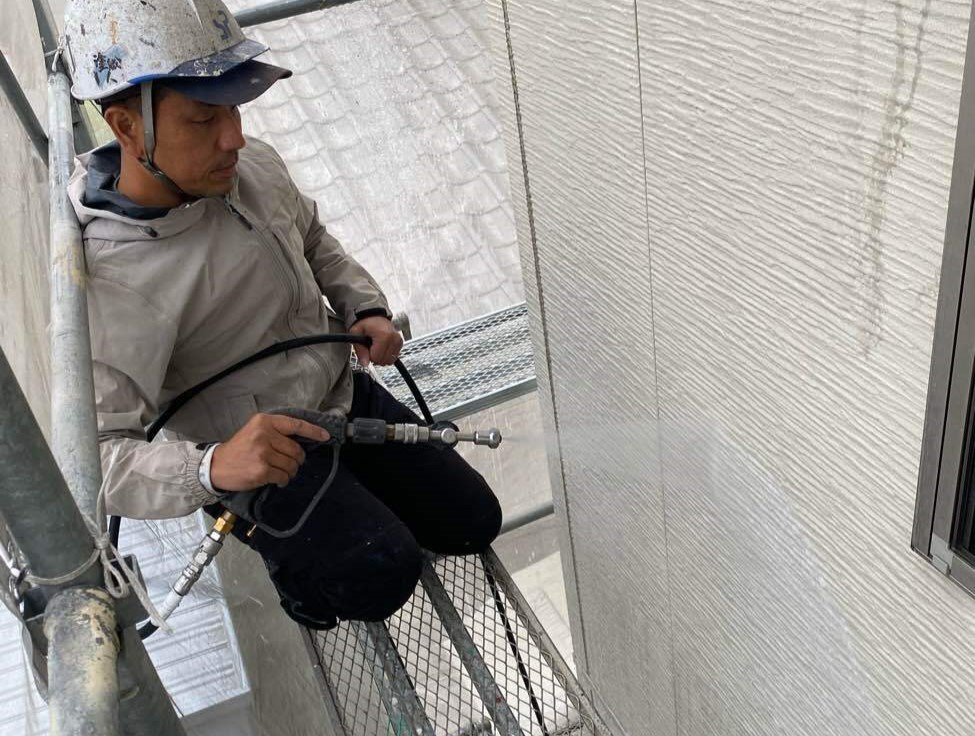 <strong>高圧洗浄</strong><br>バイオ洗浄剤を噴霧し、カビやコケなどの汚れを浮かしてから高圧洗浄で汚れを根こそぎ洗い流します。