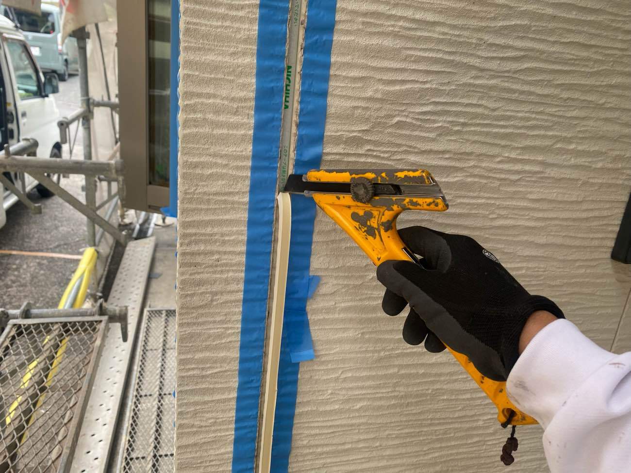 <strong>シーリング補修(撤去)</strong><br>高圧洗浄後しっかりと素材を乾燥させてから、サイディング目地部分は打替え、サッシ廻りは増し打ち工法にて、シーリングを打設していきます。  まずは経年劣化しているシーリング材の左右両面をカッターで切り込み、丁寧に撤去します。