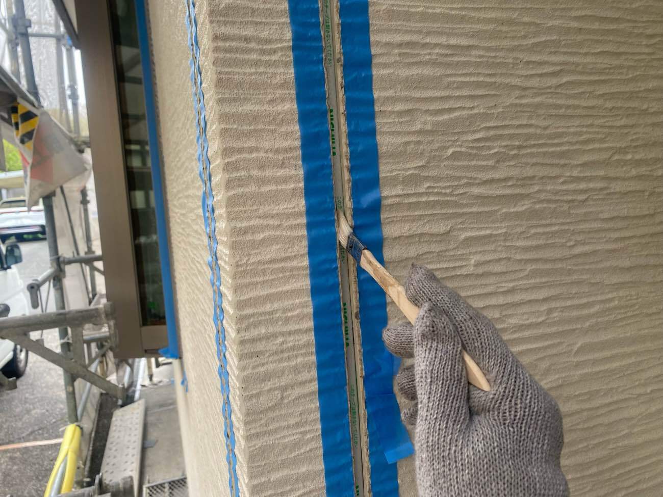 <strong>シーリング補修(プライマー塗布)</strong><br>これからシーリング剤を打ち込んで防水する場所に塗布しています。主に接着性役割を果たします。