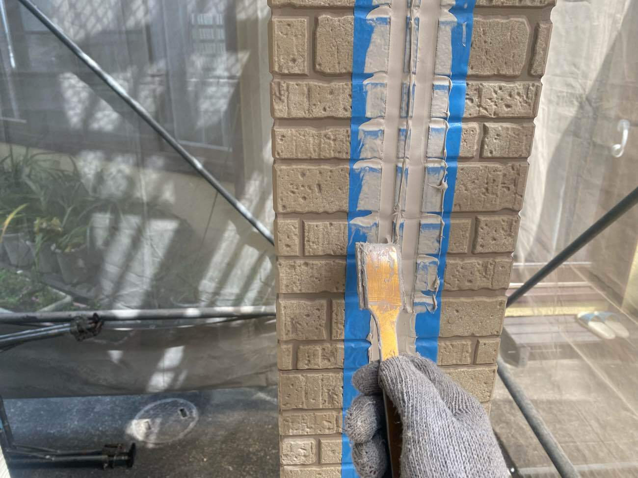 <strong>シーリング補修(均し)</strong><br>充填したシーリング材を隙間なく均一に密着させ表面を平滑に仕上げています。