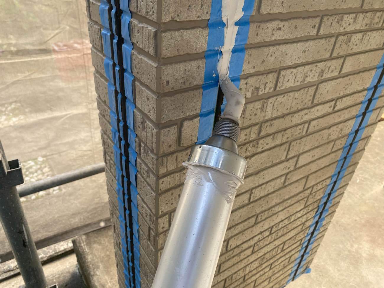 <strong>シーリング補修(打設)</strong><br>気泡ができないよう気を付けながら新規のシーリング材を充填します。