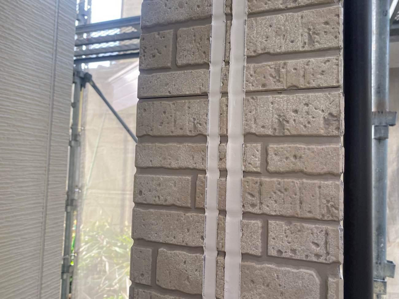 <strong>シーリング補修完了</strong><br>均した後、外壁を汚さない為に貼っていたマスキングテープを剥がして完成です。