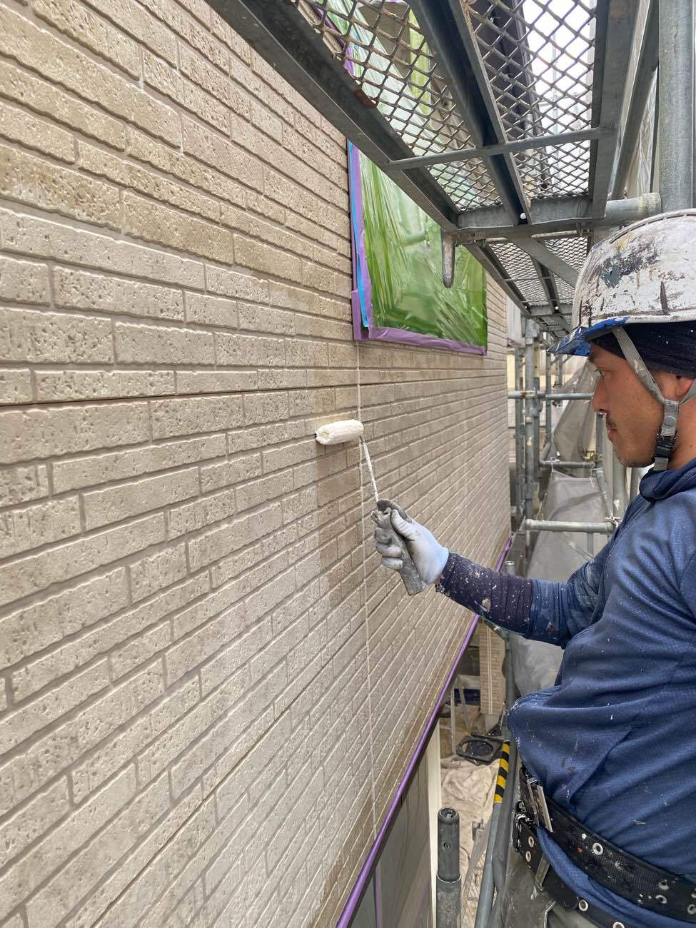 <strong>下塗り塗装</strong><br>こちらにはカチオン系の下塗り材を塗装しました。 水性タイプの塗料でにおいも少なく、既存の塗膜や上塗り塗料との密着性に優れています。