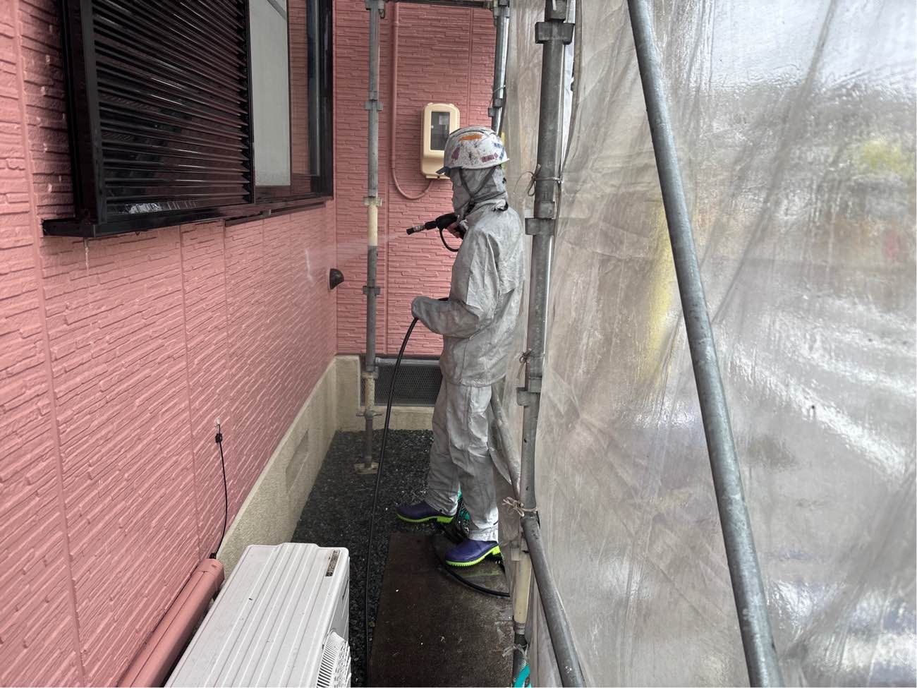 <strong>高圧洗浄</strong><br>長年積もった汚れ、藻やコケ、チョーキングも完全に除去する事が目的です。 汚れの積もった下地には、塗料は密着せず、剥離などの不具合発生の原因になりますので、とても重要な工程です。