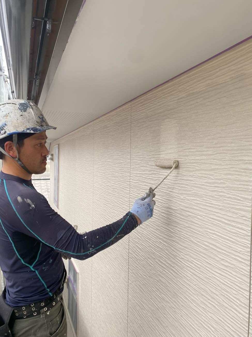 <strong>上塗り塗装</strong><br>より強靭な塗膜を形成して、耐候性や仕上がりを良くするため、もう一度塗装を施します。