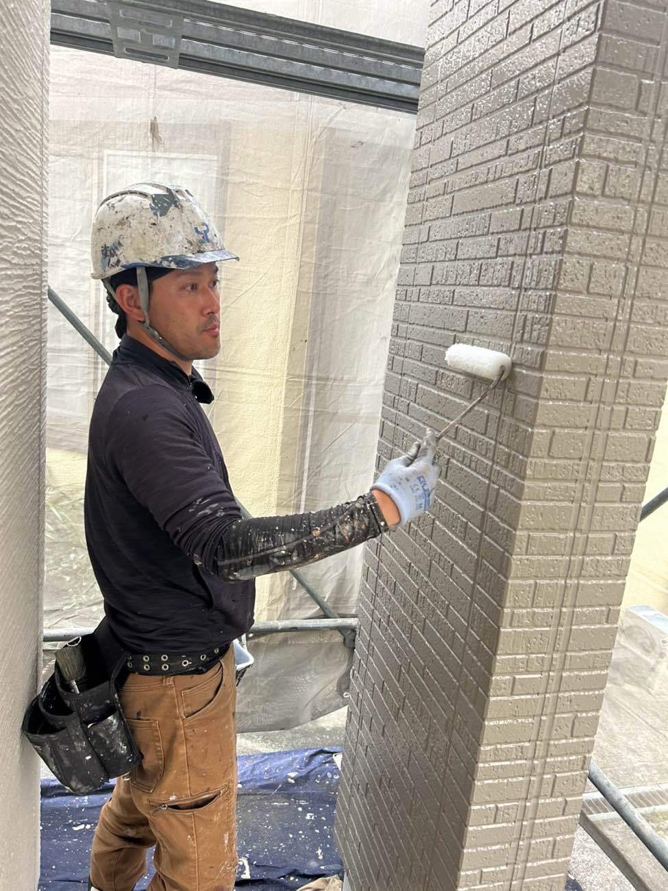 <strong>ハイグロストップ塗装(トップコート)</strong><br>ハイグロストップウォール(無機系トップコート)を仕上げに塗装しました。クリヤー層で保護することで耐UV性と耐酸性を強化し、フッ素に勝る超高耐候性(光沢低下防止・退色防止)が得られます。