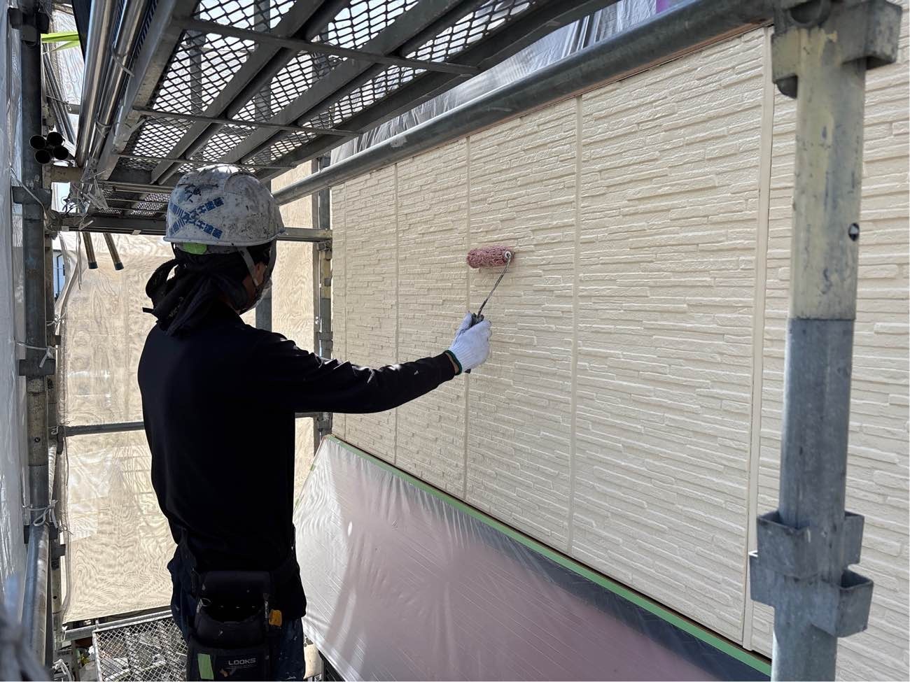 <strong>下塗り塗装</strong><br>こちらにはカチオン系の下塗り材を塗装しました。 非常に小さい粒子により構成された樹脂であることから、基材や旧塗膜の奥深く浸透して、アンカー効果を発揮し、接着面の強化や上塗り塗材との付着性を高めます。