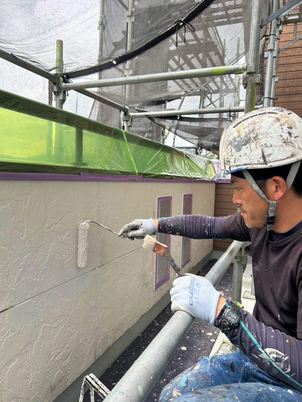 SPプレミアムバインダーSiⅡ下塗りです。柔軟性と強靭性を併せ持ち、下地の複雑な動きにも追従して、優れた耐候性のサイディングボード改修用プライマーです。