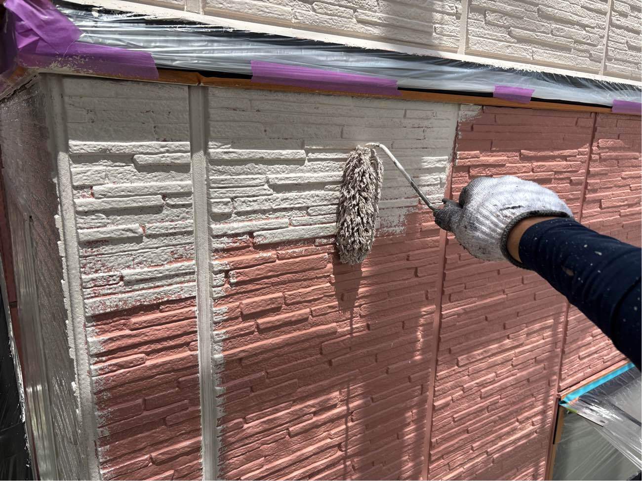 <strong>中塗り塗装(淡色)</strong><br>耐候性に極めて優れた4フッ化フッ素樹脂を使用して着色していきます。紫外線や雨、風、塩害など過酷な気象条件に強いというメリットがあり、長期に渡って建物の美観を保つことでメンテナンスの回数を確実に減らし、トータルコスト削減になります。