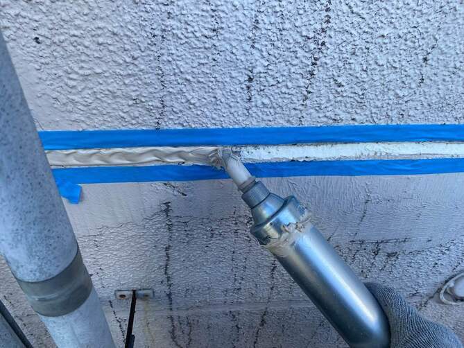 <strong>シーリング補修(打設)</strong><br>気泡ができないよう気を付けながら新規のシーリング材を充填します。