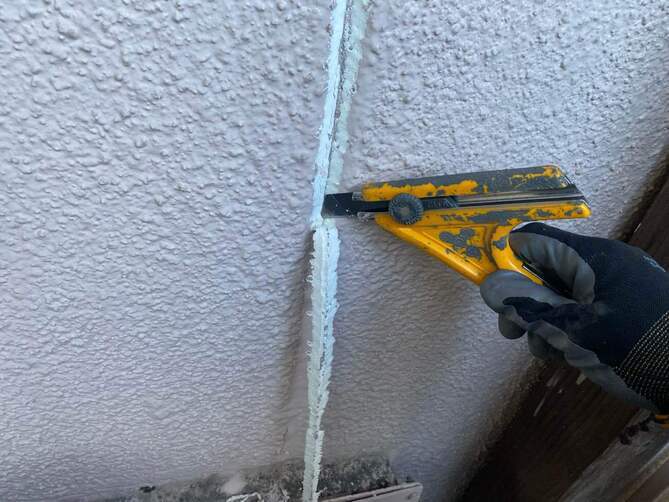 <strong>シーリング補修(撤去)</strong><br>高圧洗浄後しっかりと素材を乾燥させてから、サイディング目地部分は打替え、サッシ廻りは増し打ち工法にて、シーリングを打設していきます。