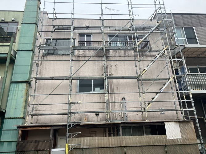 <strong>足場仮設</strong><br>散水調査、雨漏り改修のための、1面のみの足場でしたが、せっかくの足場なので塗装もさせていただく事になりました。建物が隣接しているので、ご迷惑にならないよう、進めていきます。
