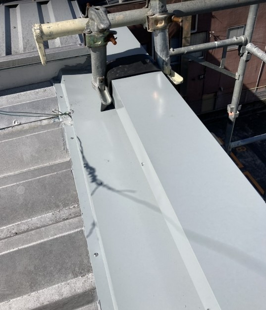 <strong>笠木板金巻き</strong>散水調査により、雨水の侵入口(出窓周辺の笠木部分)を特定できたので、笠木板金カバーを施工し、雨水の侵入経路をしっかり封鎖しました。