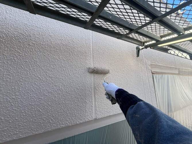 <strong>上塗り塗装</strong><br>より強靭な塗膜を形成して、耐候性や仕上がりを良くするため、もう一度塗装を施します。