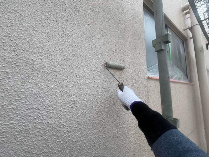 <strong>下塗り塗装</strong><br>こちらにはカチオン系の下塗り材を塗装しました。 非常に小さい粒子により構成された樹脂であることから、基材や旧塗膜の奥深く浸透して、アンカー効果を発揮し、接着面の強化や上塗り塗材との付着性を高めます。