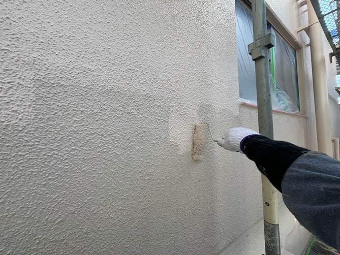 <strong>中塗り塗装</strong><br>パーフェクトトップによる着色を行いました。紫外線による塗膜劣化に強い「ラジカル制御」性能によりシリコングレードを超える非常にすぐれた耐久性を有します。また、防藻・防かび機能があり、外壁を美しく保ちます。