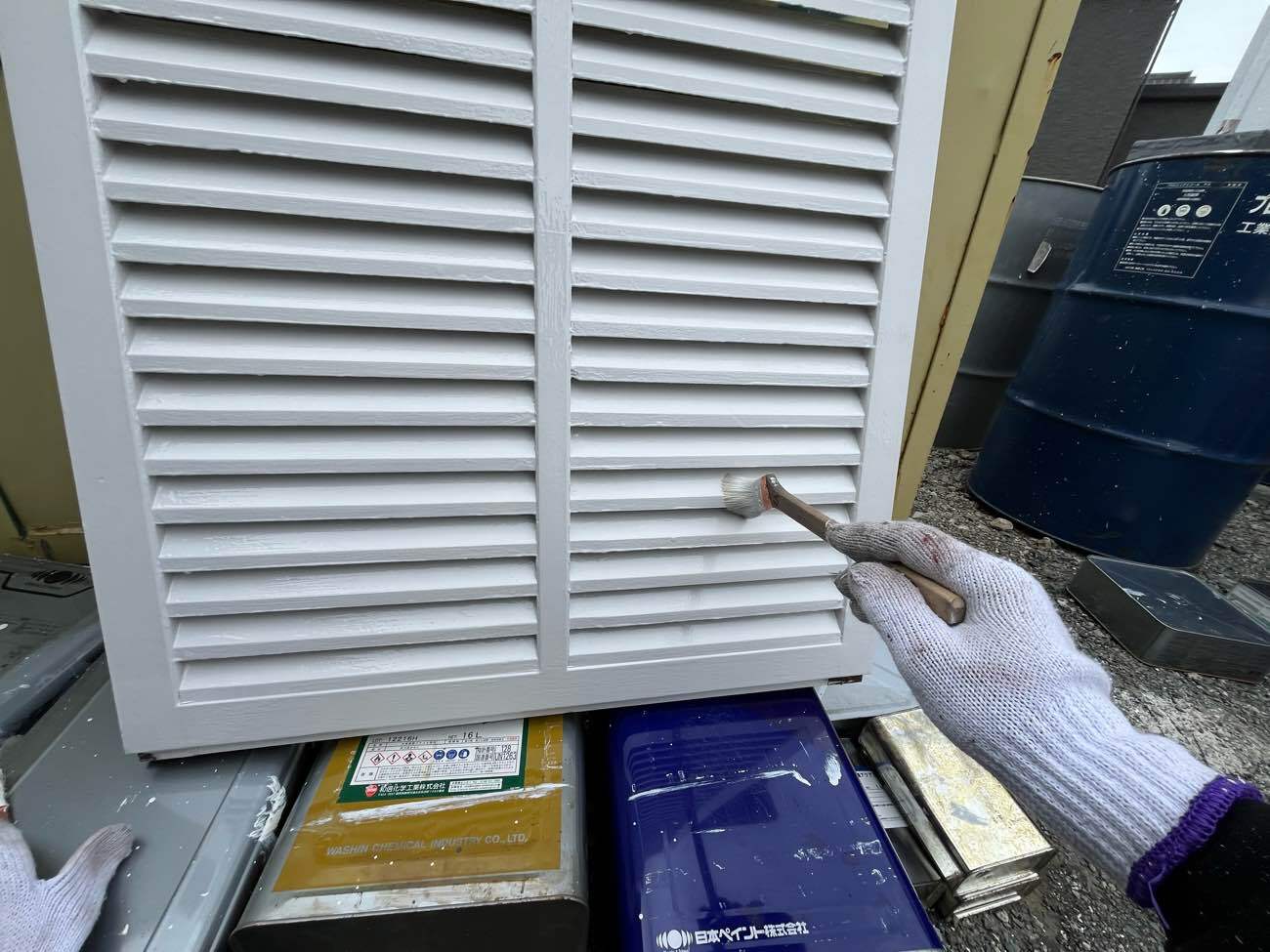 雨戸 塗装中