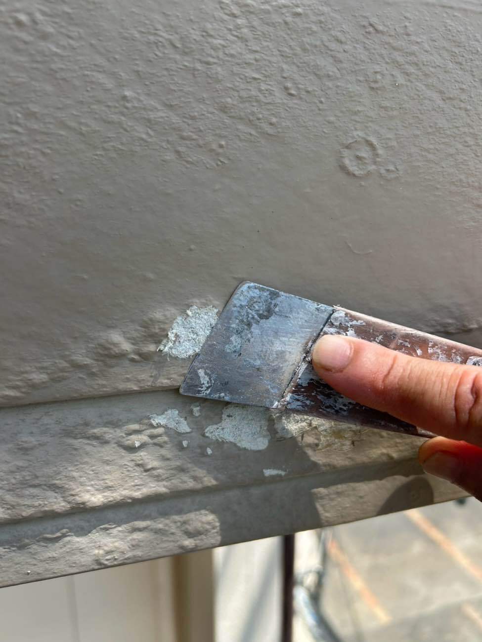 <strong>幕板 塗膜のフクレ部分 剥がし</strong></br>