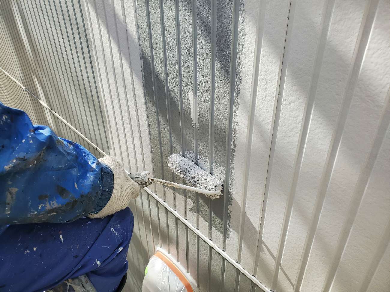 <strong>下塗り塗装</strong><br>こちらはSPプレミアムバインダーSiⅡ下塗りです。柔軟性と強靭性を併せ持ち、下地の複雑な動きにも追従して、優れた耐候性のサイディングボード改修用プライマーです。