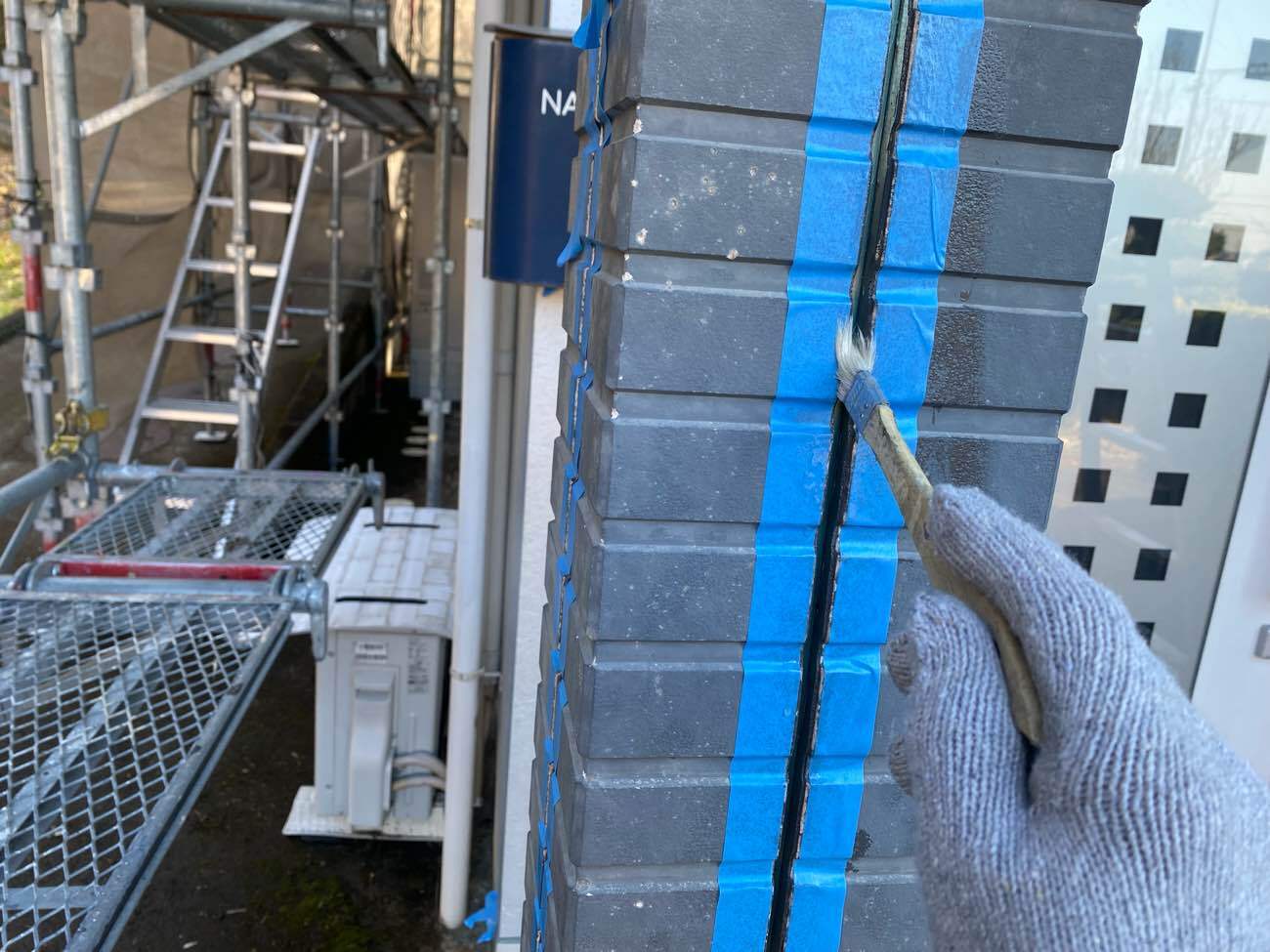 <strong>シーリング補修(プライマー塗布)</strong><br>シーリングプライマーは特殊な樹脂を溶剤で溶かした液体です。これからシーリング剤を打ち込んで防水する場所に塗布しています。主に接着性役割を果たします。