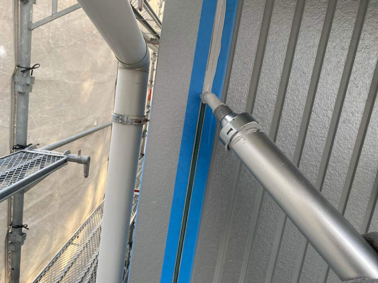 <strong>シーリング補修(打設)</strong><br>目地形状を考慮しながら気泡がないよう新規のシーリング材を充填します。