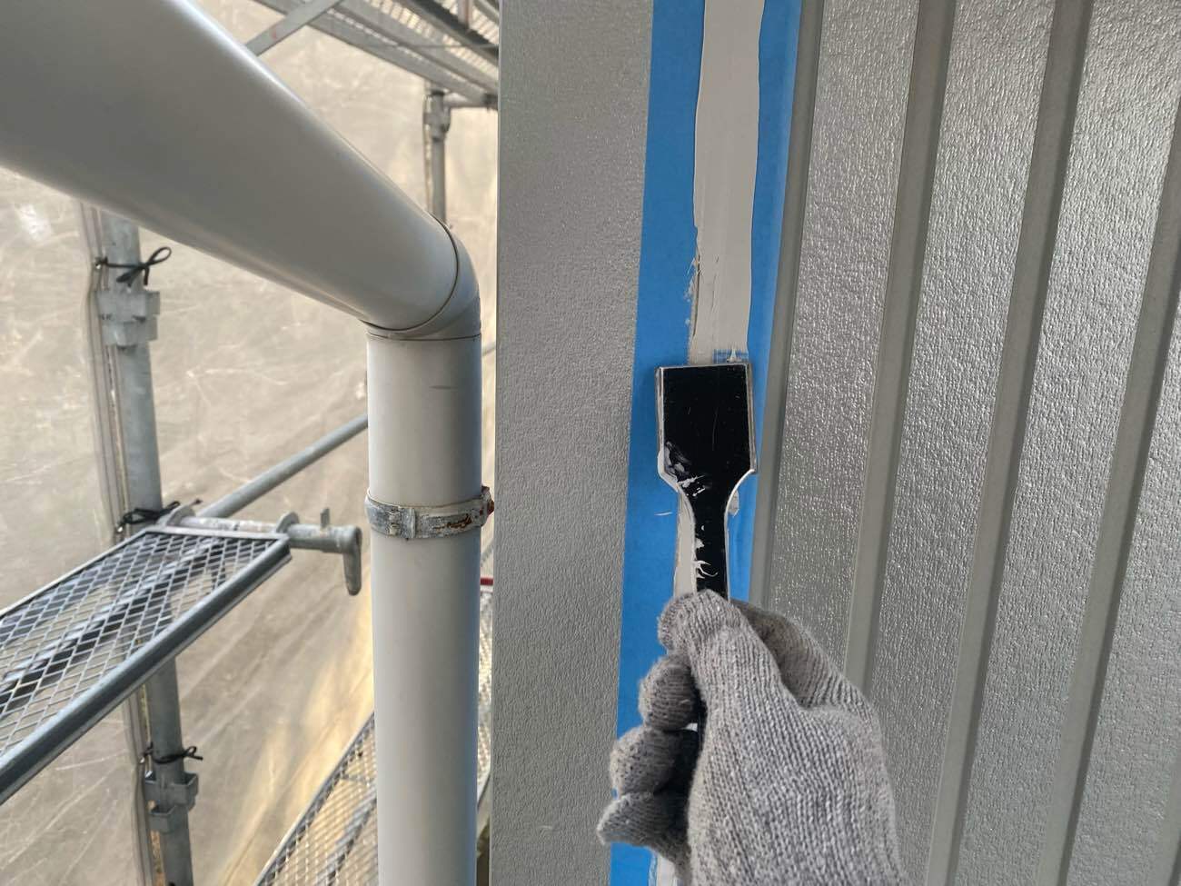 <strong>シーリング補修(均し)</strong>目地底に向けて十分に押さえることで、隙間をなくし気泡を追い出す事、シーリング材を接着面に均一に密着させ接着強度を確保する事、表面を平滑にしてきれいに仕上げる為の工程です。