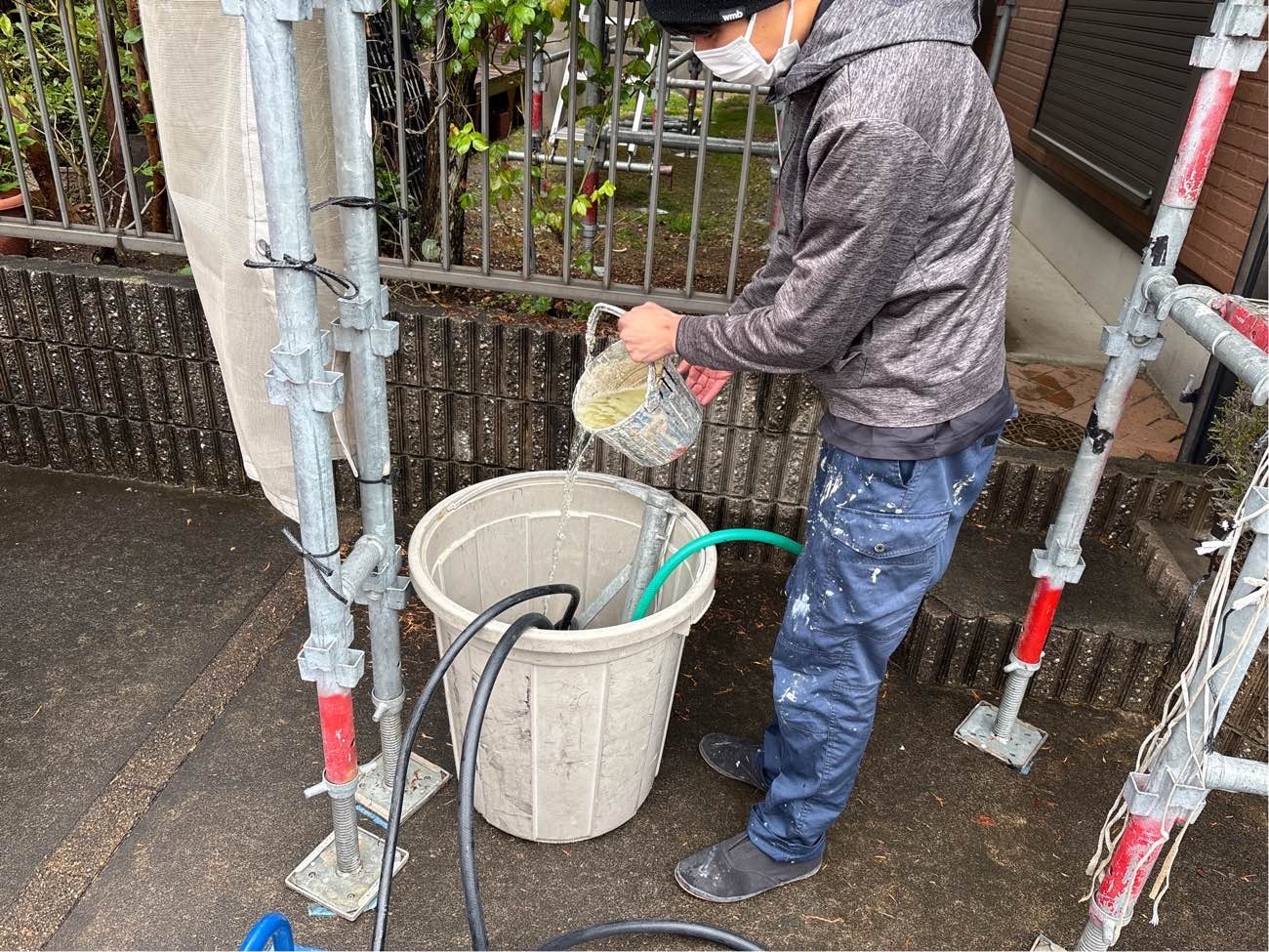 <strong>バイオ洗浄液 準備中</strong><br>バケツに水を溜め、適量のバイオ洗浄剤を入れています。