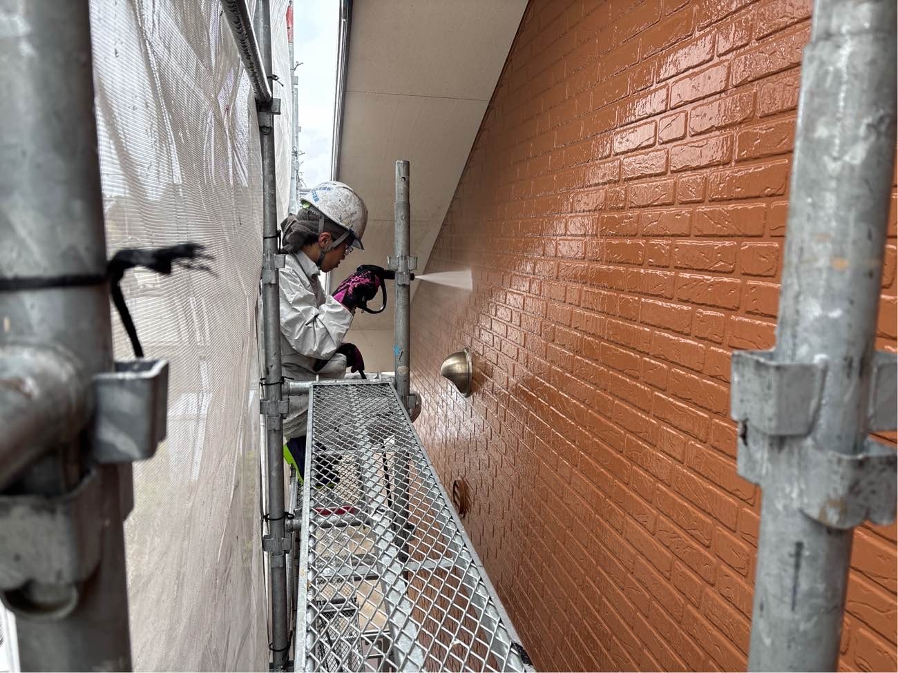 <strong>バイオ洗浄中(外壁)</strong><br>