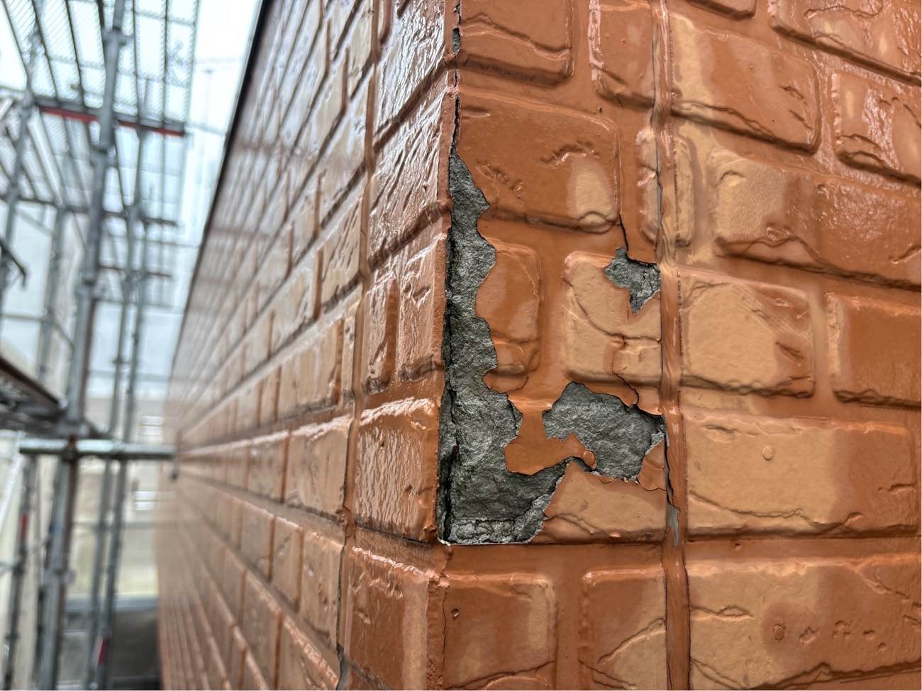 <strong>ベランダ外壁 塗膜剥がれ</strong><br>