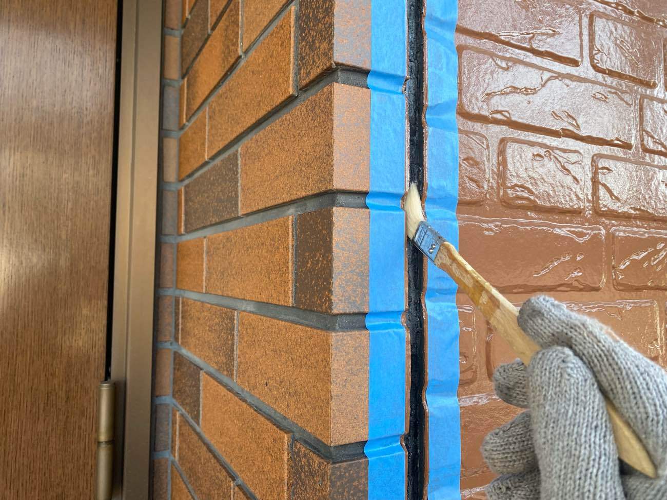 <strong>シーリング補修(プライマー塗布)</strong><br>これからシーリング剤を打ち込んで防水する場所に塗布しています。主に接着性役割を果たします。