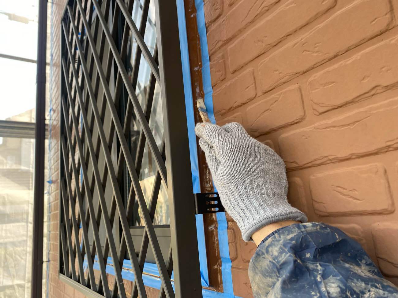 <strong>シーリング補修(プライマー塗布)</strong><br>