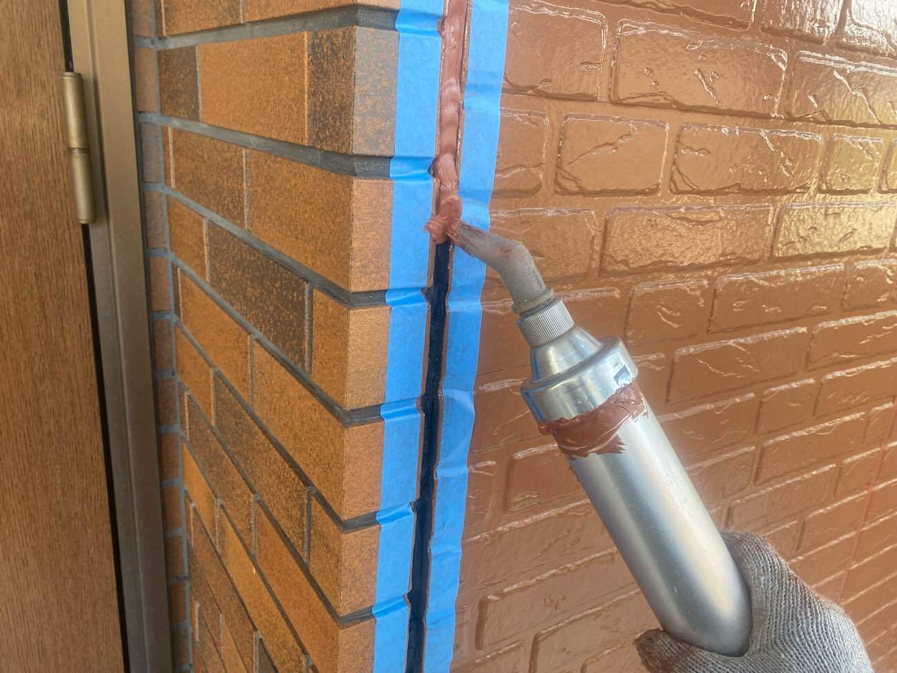 <strong>シーリング補修(打設)</strong><br>目地形状を考慮しながら気泡がないよう新規のシーリング材を充填します。サッシ周りは既存シーリングの上から新規のシーリング材を充填します。(増し打ち)