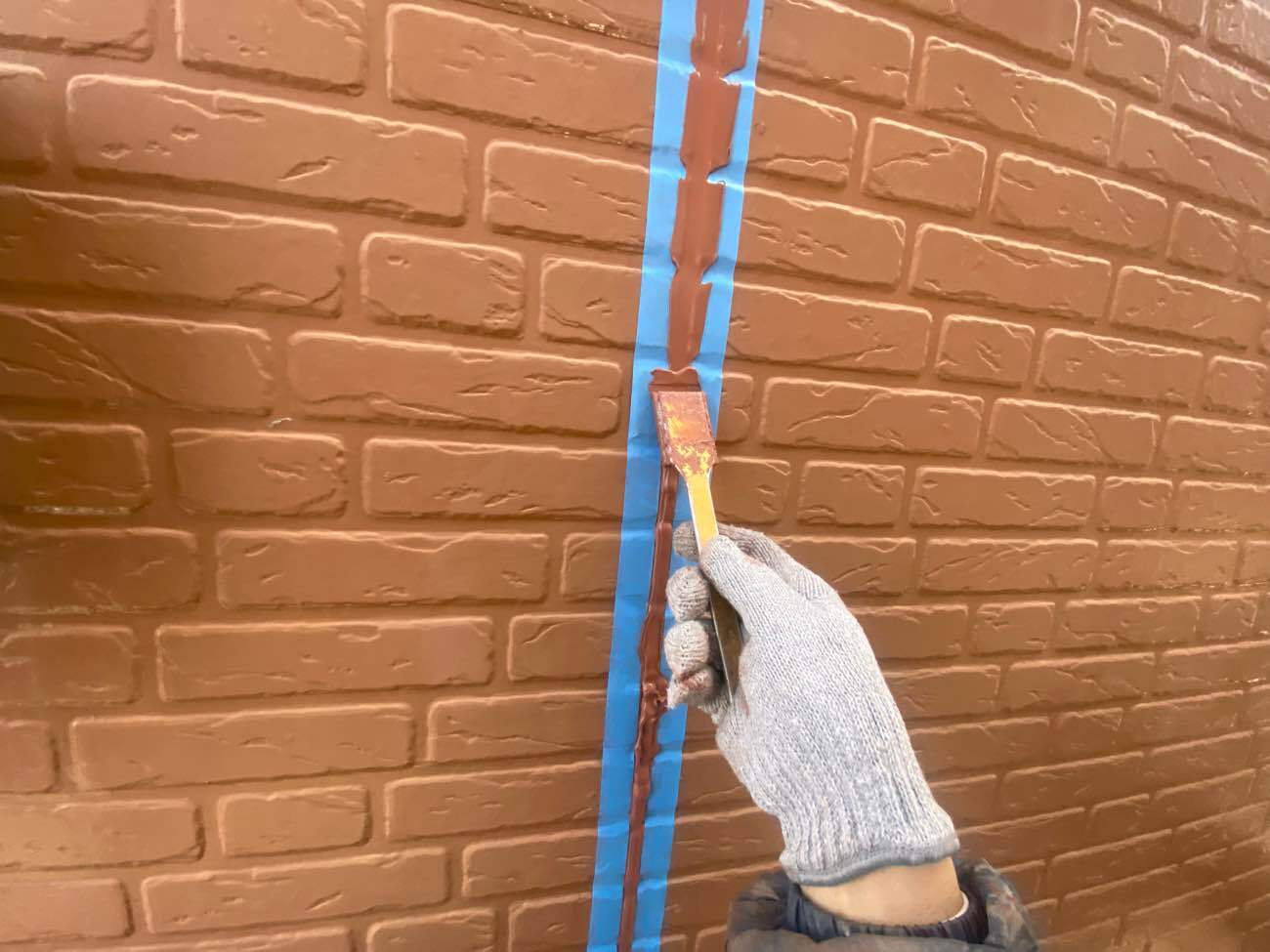 <strong>シーリング補修(均し)</strong><br>充填したシーリング材を隙間なく均一に密着させ表面を平滑に仕上げています。