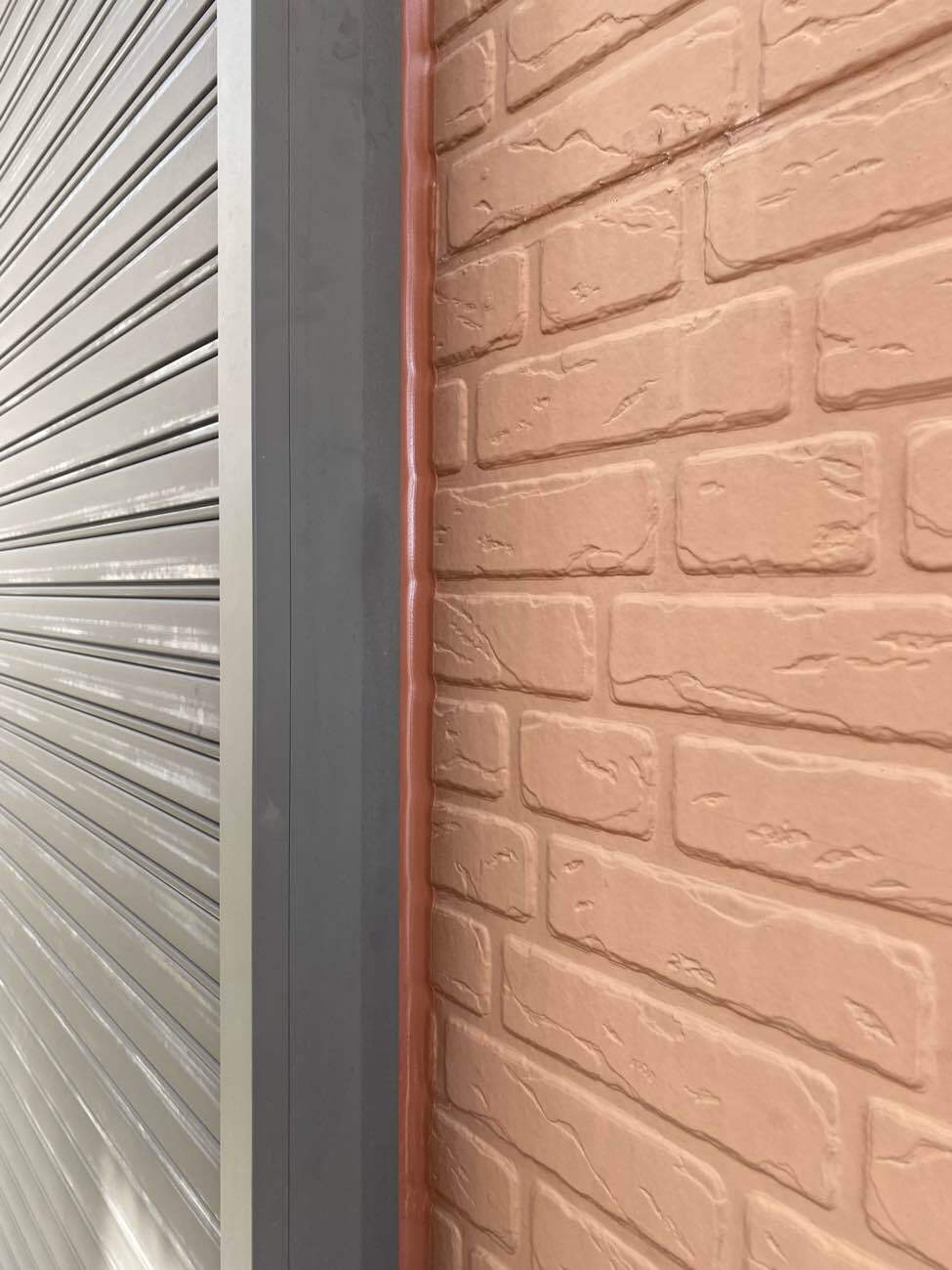 <strong>シーリング補修完了</strong><br>均した後、外壁を汚さない為に貼っていたマスキングテープを剥がして完成です。