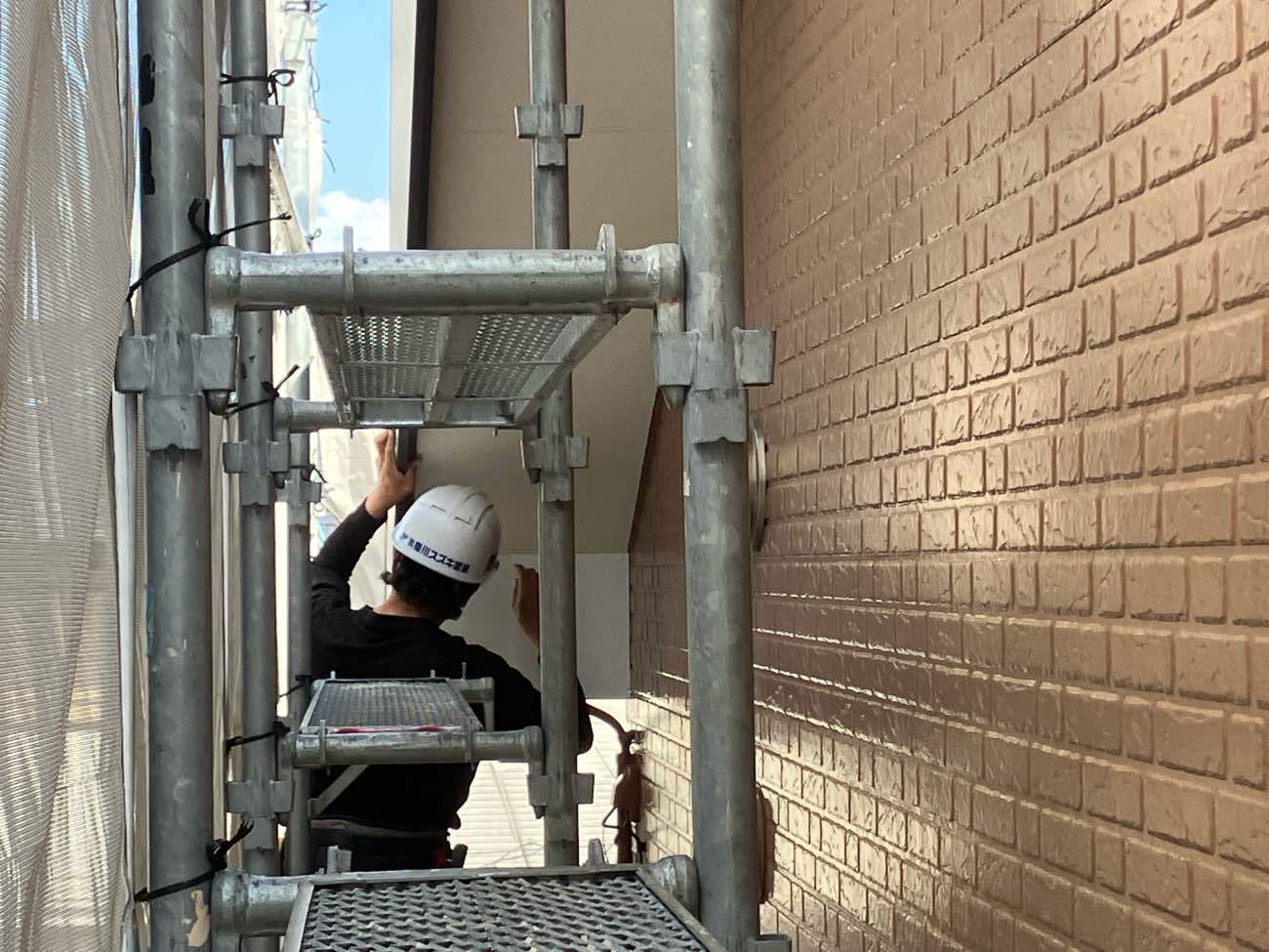 <strong>破風板板金カバー 作業中</strong>