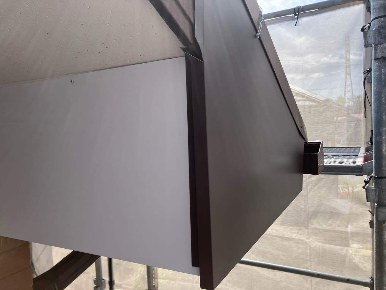 <strong>破風板板金カバー 作業中</strong>