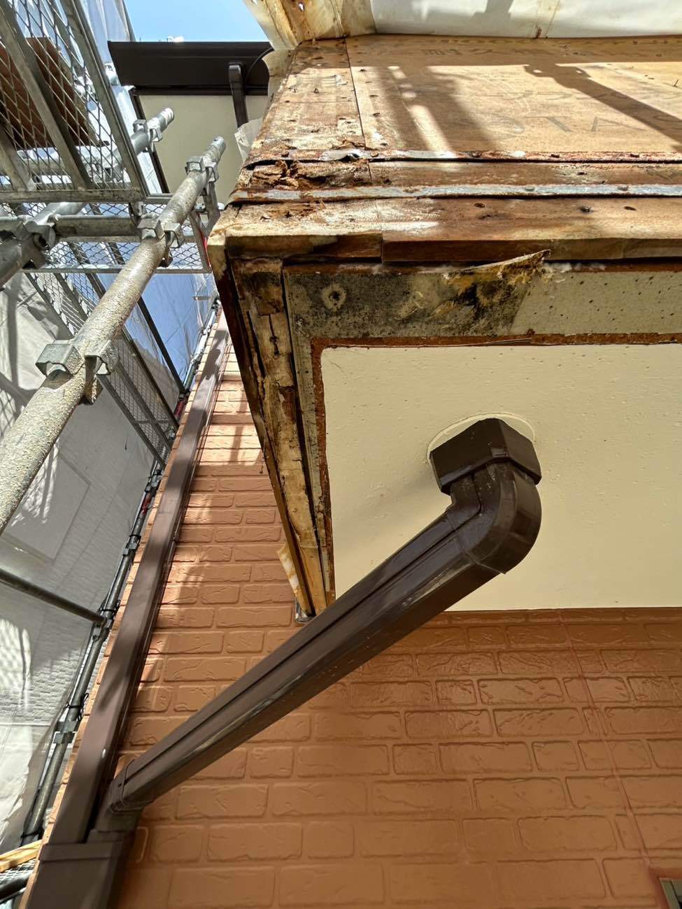 <strong>ベランダ腰壁の表面張替(防水シート撤去)</strong><br>