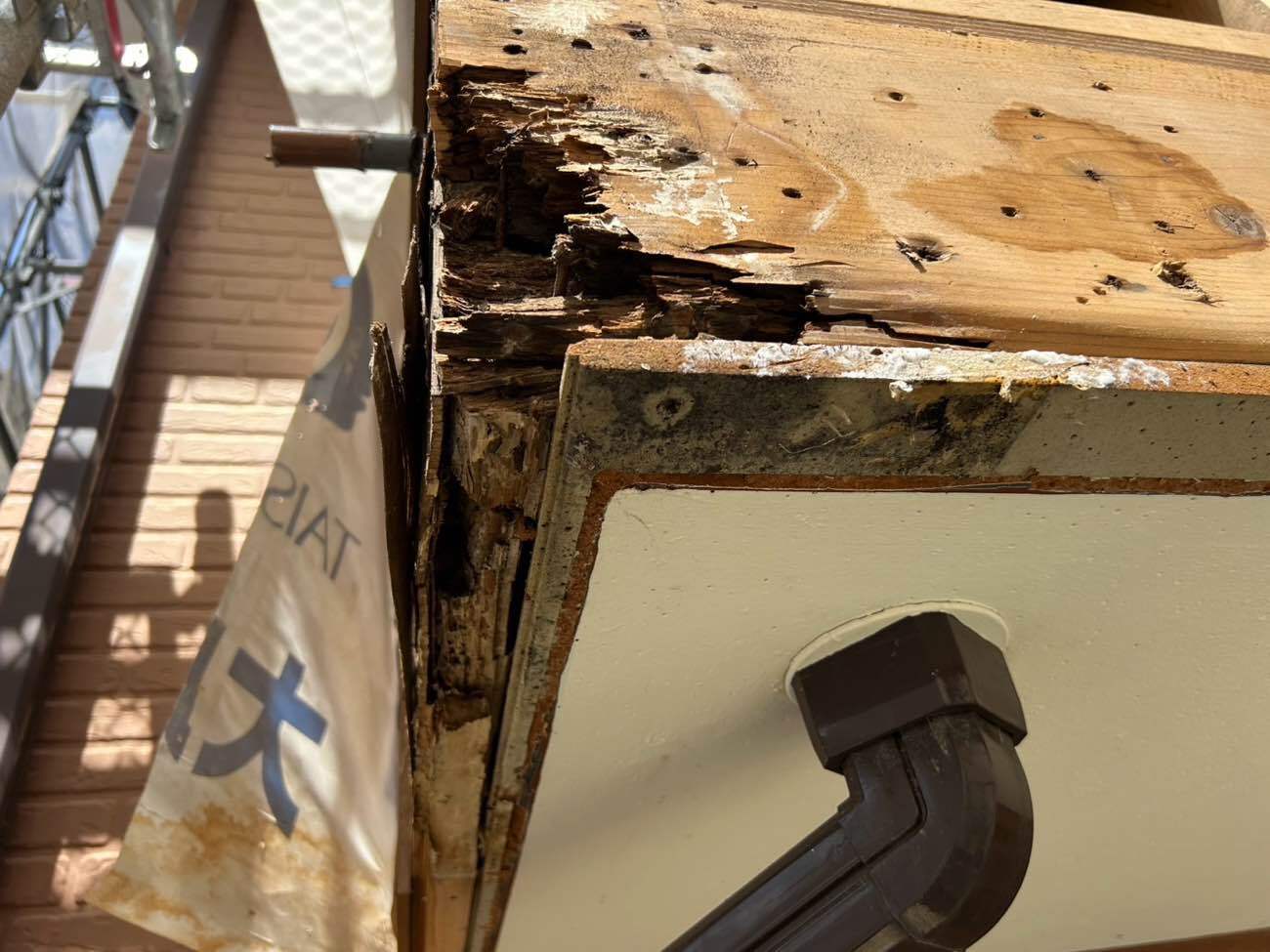 <strong>ベランダ腰壁の表面張替(腐食部)</strong><br>