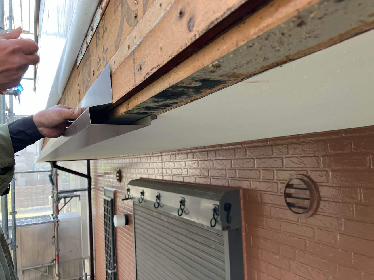 <strong>ベランダ腰壁の表面張替(水切り、防水シート新設)</strong><br>