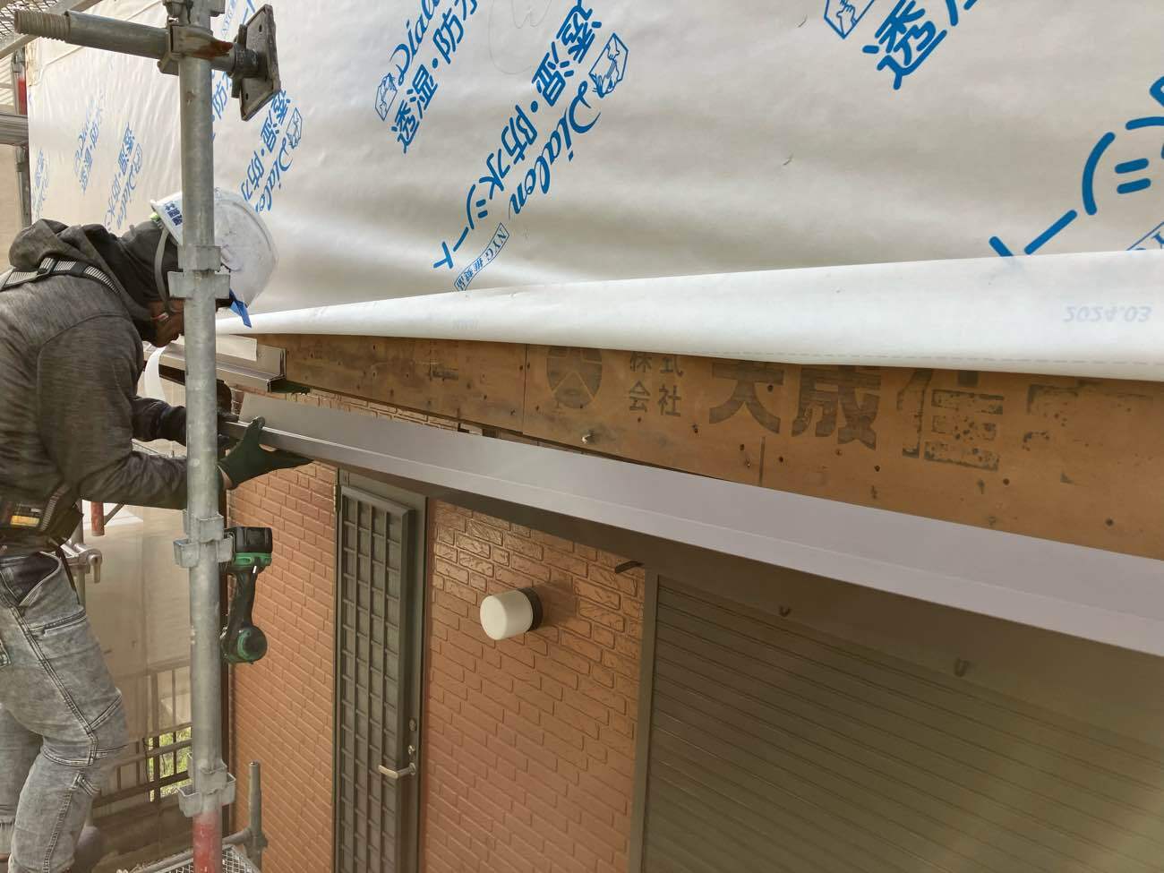 <strong>ベランダ腰壁の表面張替(水切り、防水シート新設)</strong><br>