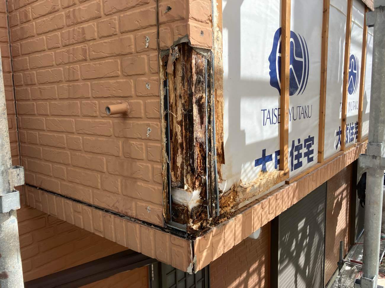 <strong>ベランダ腰壁の表面張替(腐食部)</strong><br>